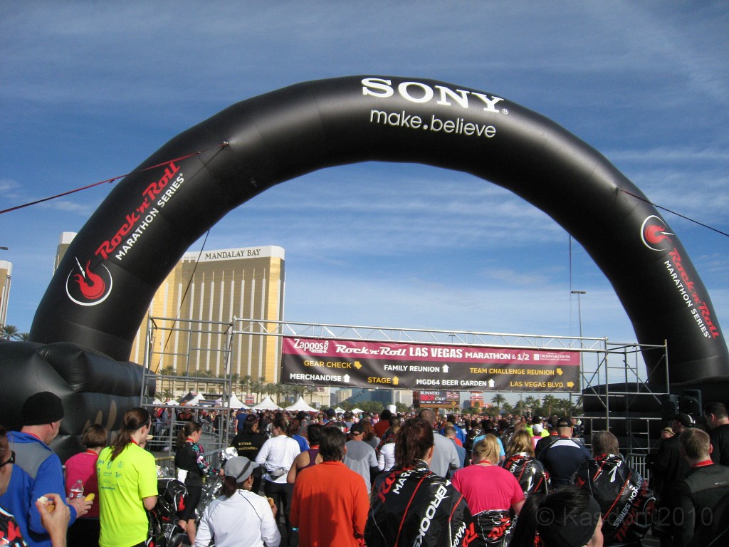 Las Vegas 2010 - Marathon 0991.JPG - The 2010 Las Vegas Fire - Ice and Sweat Tour. Half Marathon, Red Rock Canyon, Casinos, Valley of Fire.... and buffets!